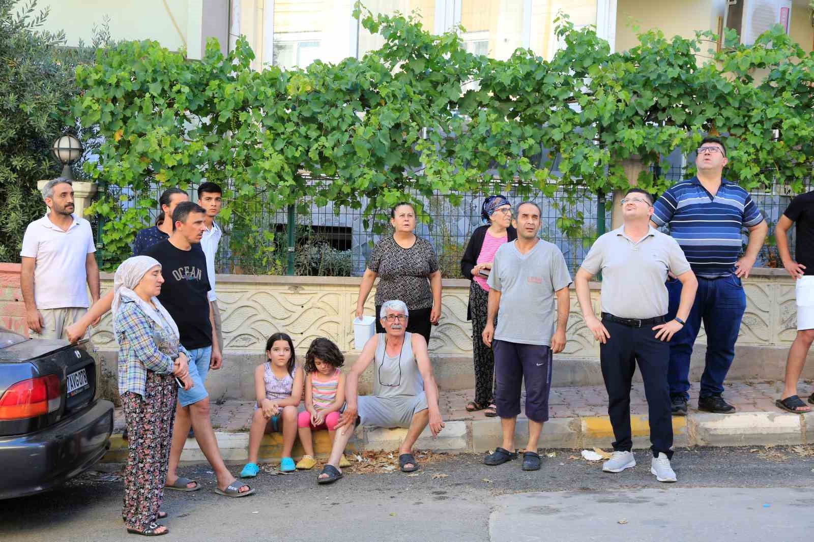 Alevlerin ortasında kalmaktan komşuları kurtardı
