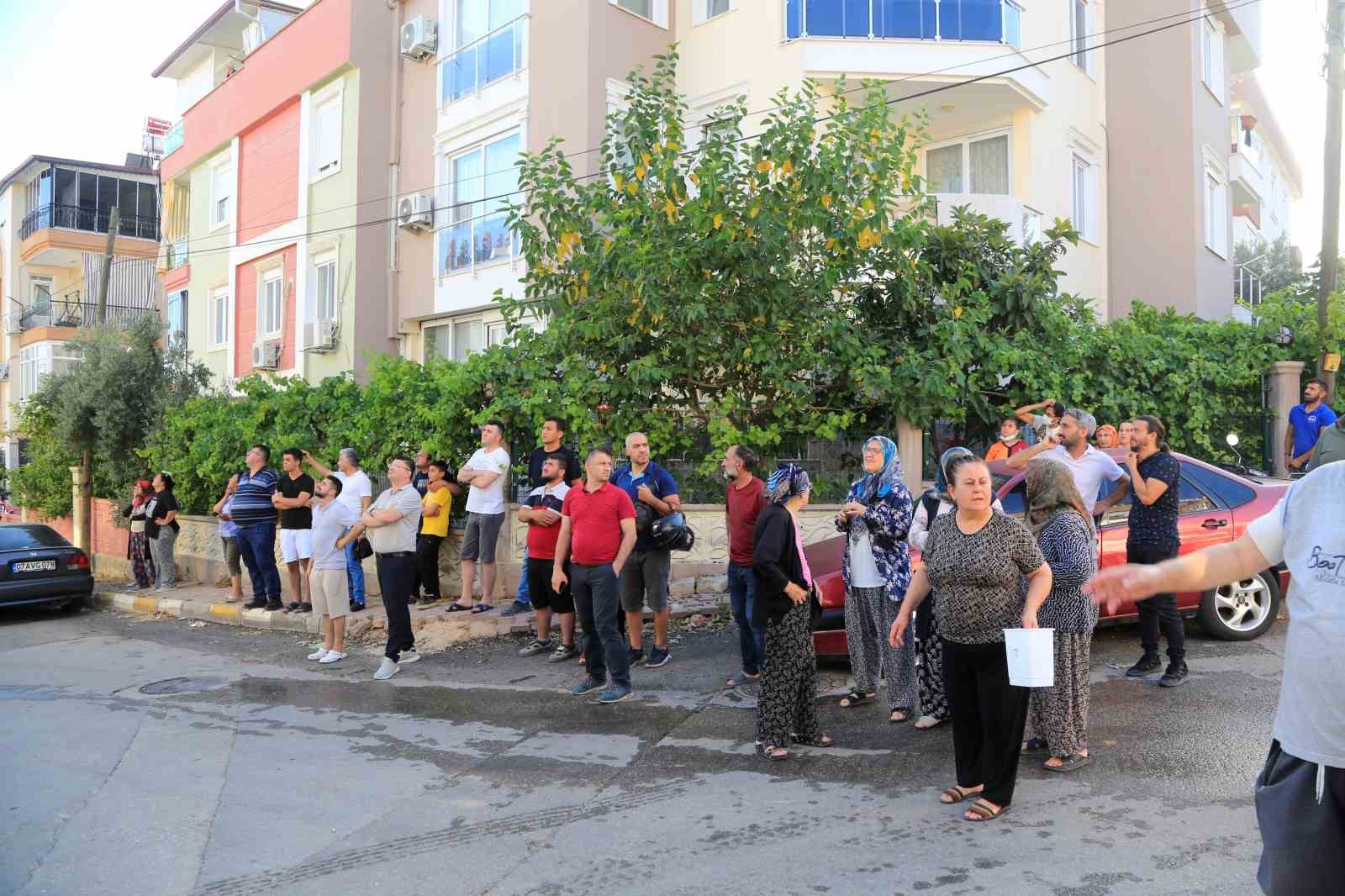 Alevlerin ortasında kalmaktan komşuları kurtardı
