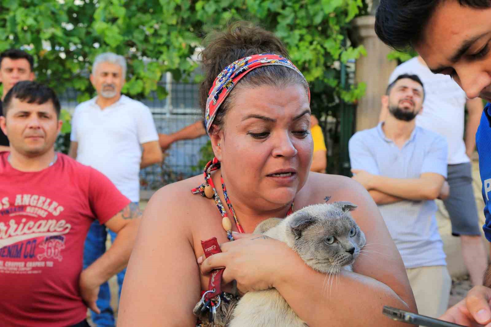 Alevlerin ortasında kalmaktan komşuları kurtardı
