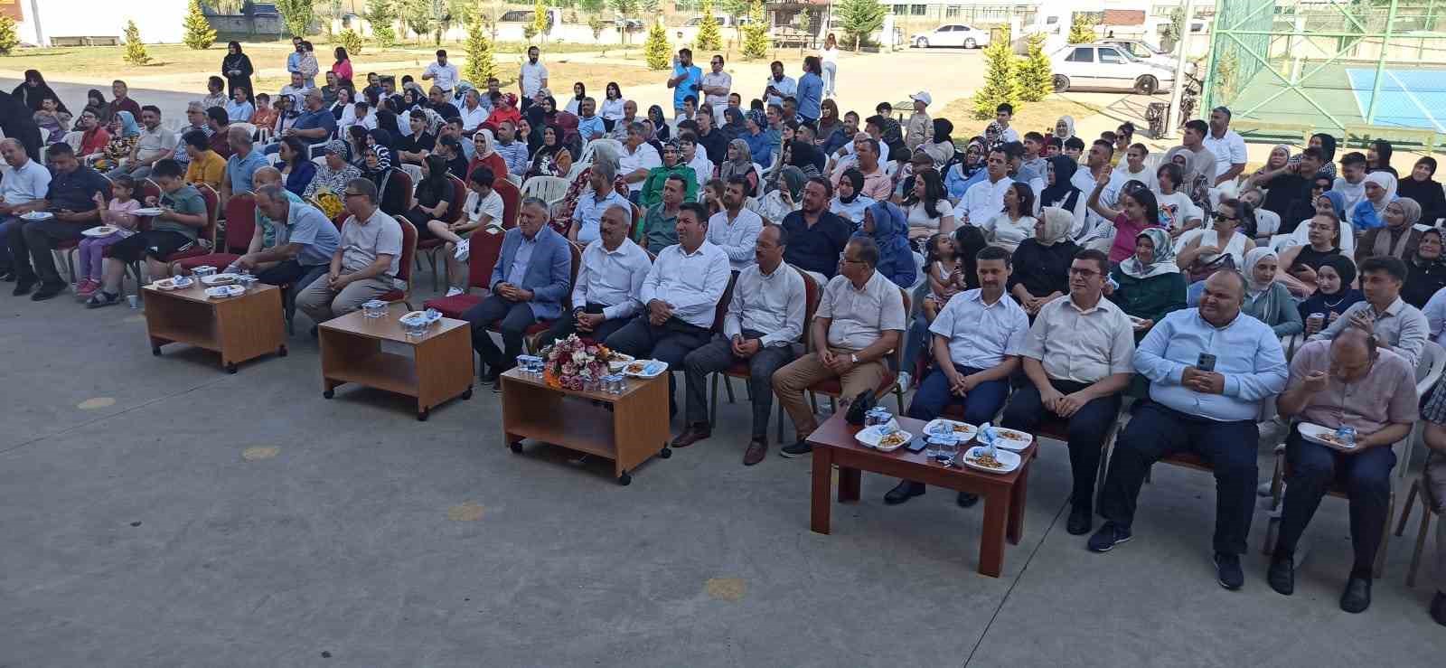 Devrek’te İmam Hatiplilerden mezuniyet sevinci
