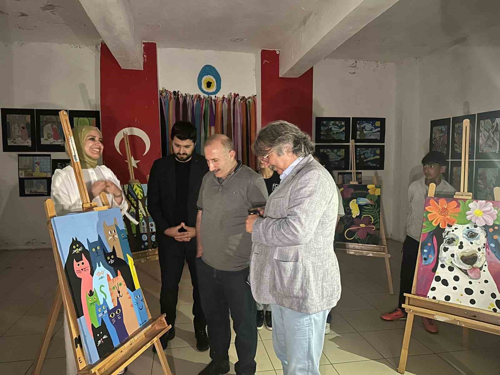 Ağrı’da öğrencilerin yıl sonu sanat eserleri sergilendi
