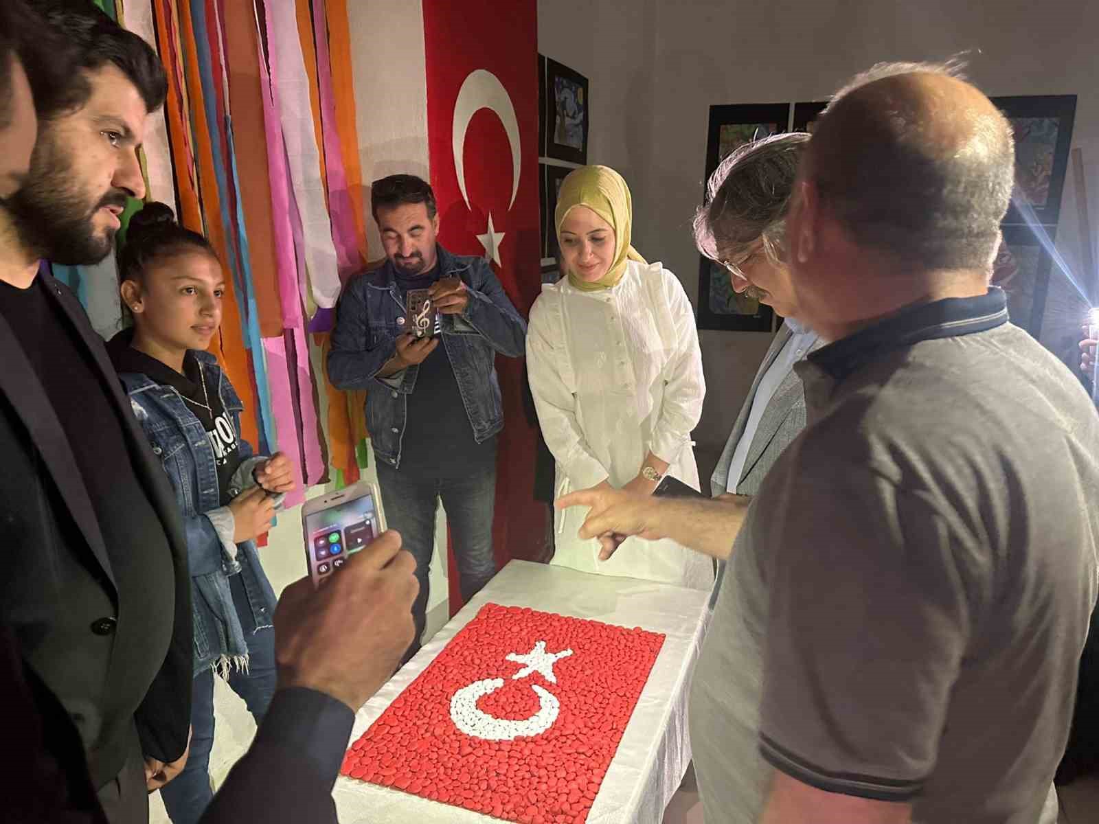 Ağrı’da öğrencilerin yıl sonu sanat eserleri sergilendi
