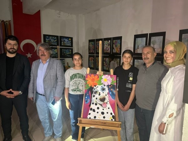 Ağrı’da öğrencilerin yıl sonu sanat eserleri sergilendi
