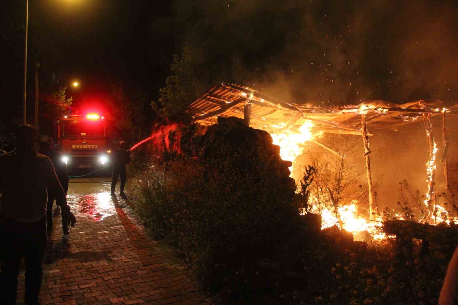 Alevler geceyi aydınlattı, odunluk yangını büyümeden söndürüldü
