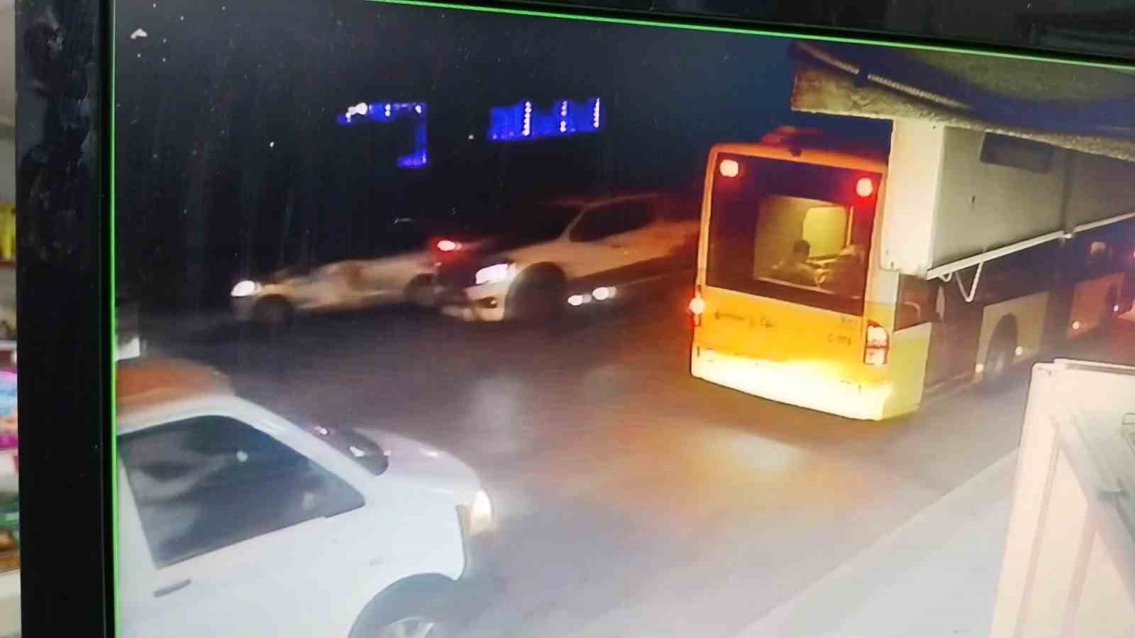 Ataşehir’de seyir halindeki otomobile çarpıp kaçan araç kamerada
