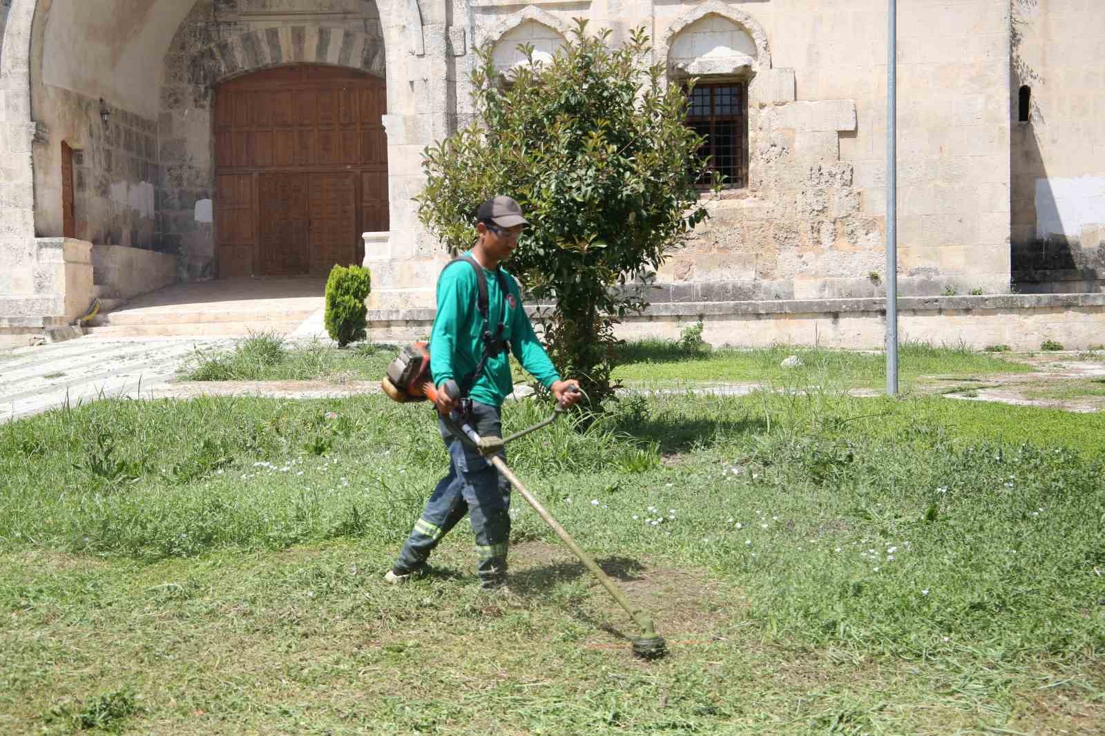 Ceyhan Belediyesi ilçeyi bayrama hazırlıyor
