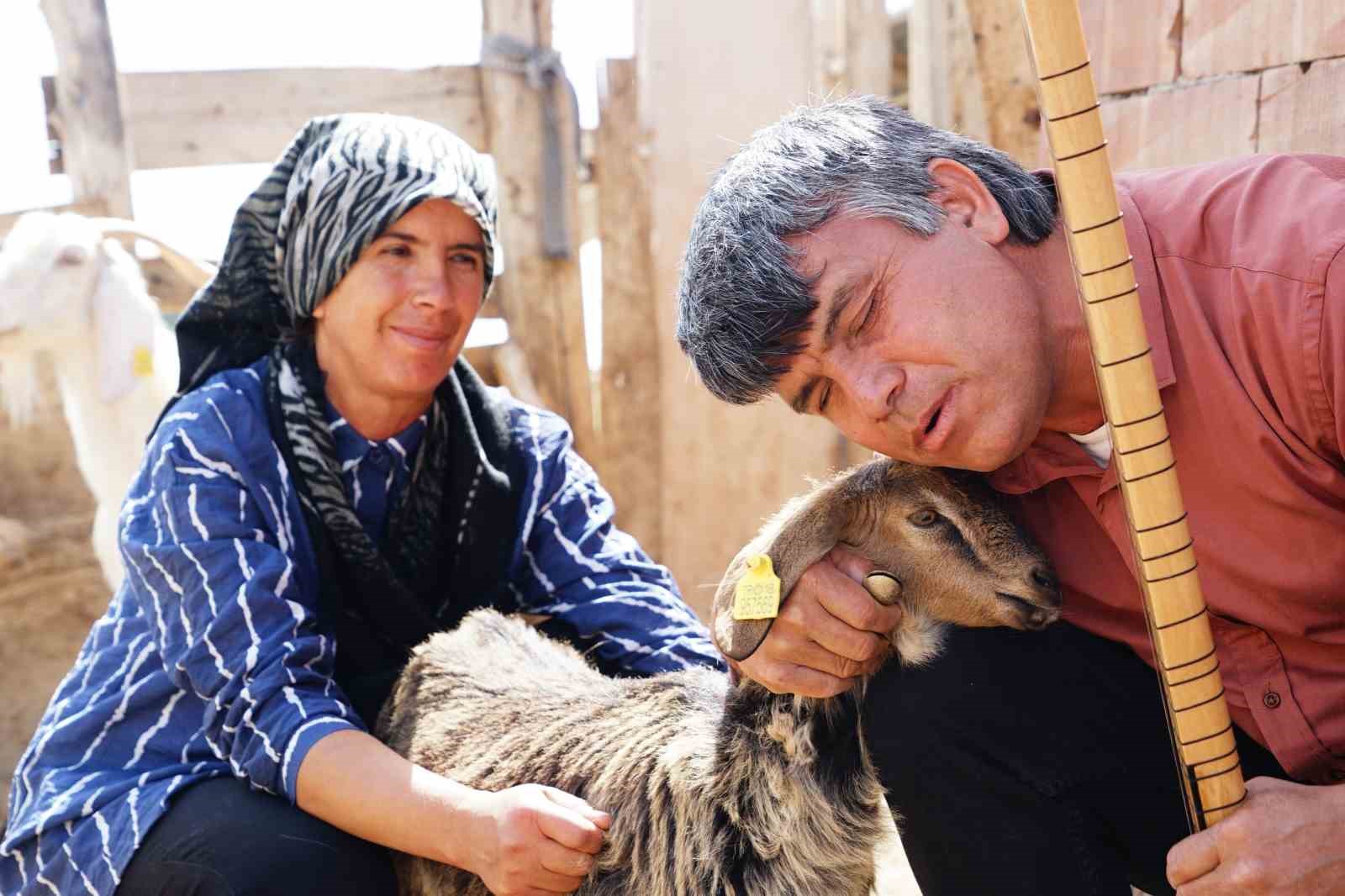 Görme engelli çiftin yaşam azmi: Hayvan otlatıp tarlada çalışıyorlar
