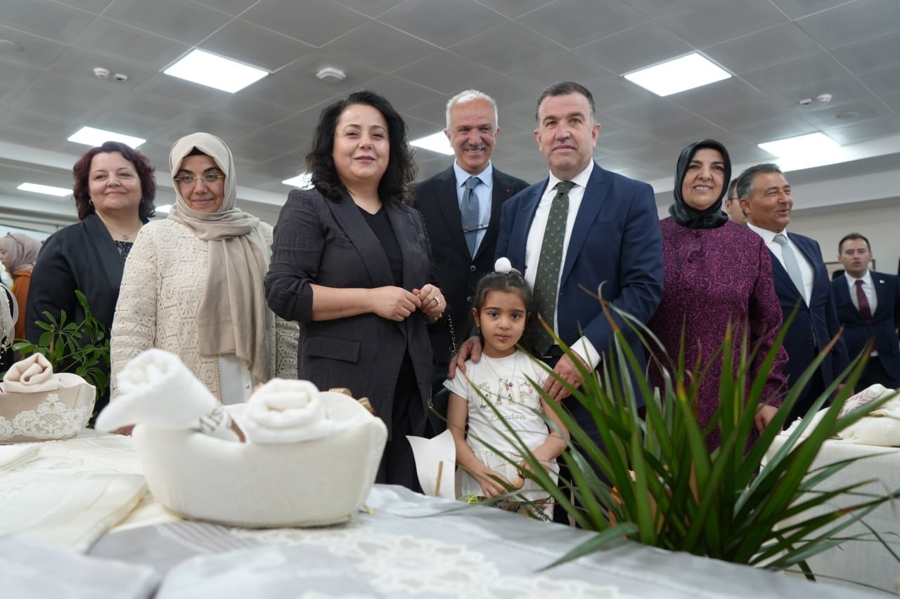 Hünerli kadınların yıl boyunca ürettikleri el emekleri sergilendi
