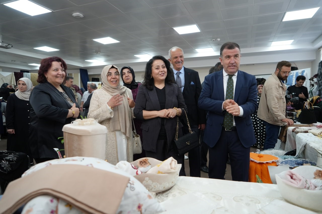 Hünerli kadınların yıl boyunca ürettikleri el emekleri sergilendi
