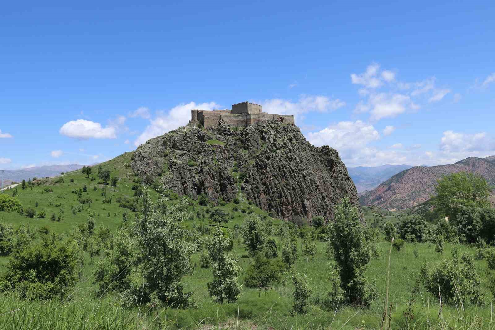 Gümüşhane’deki Kov Kalesi heybeti ile tarihe meydan okuyor
