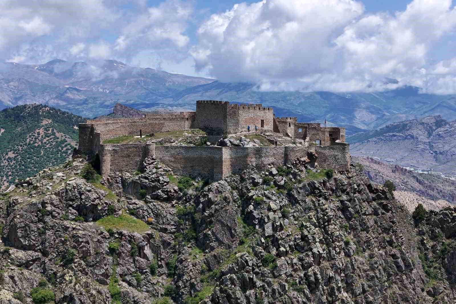 Gümüşhane’deki Kov Kalesi heybeti ile tarihe meydan okuyor
