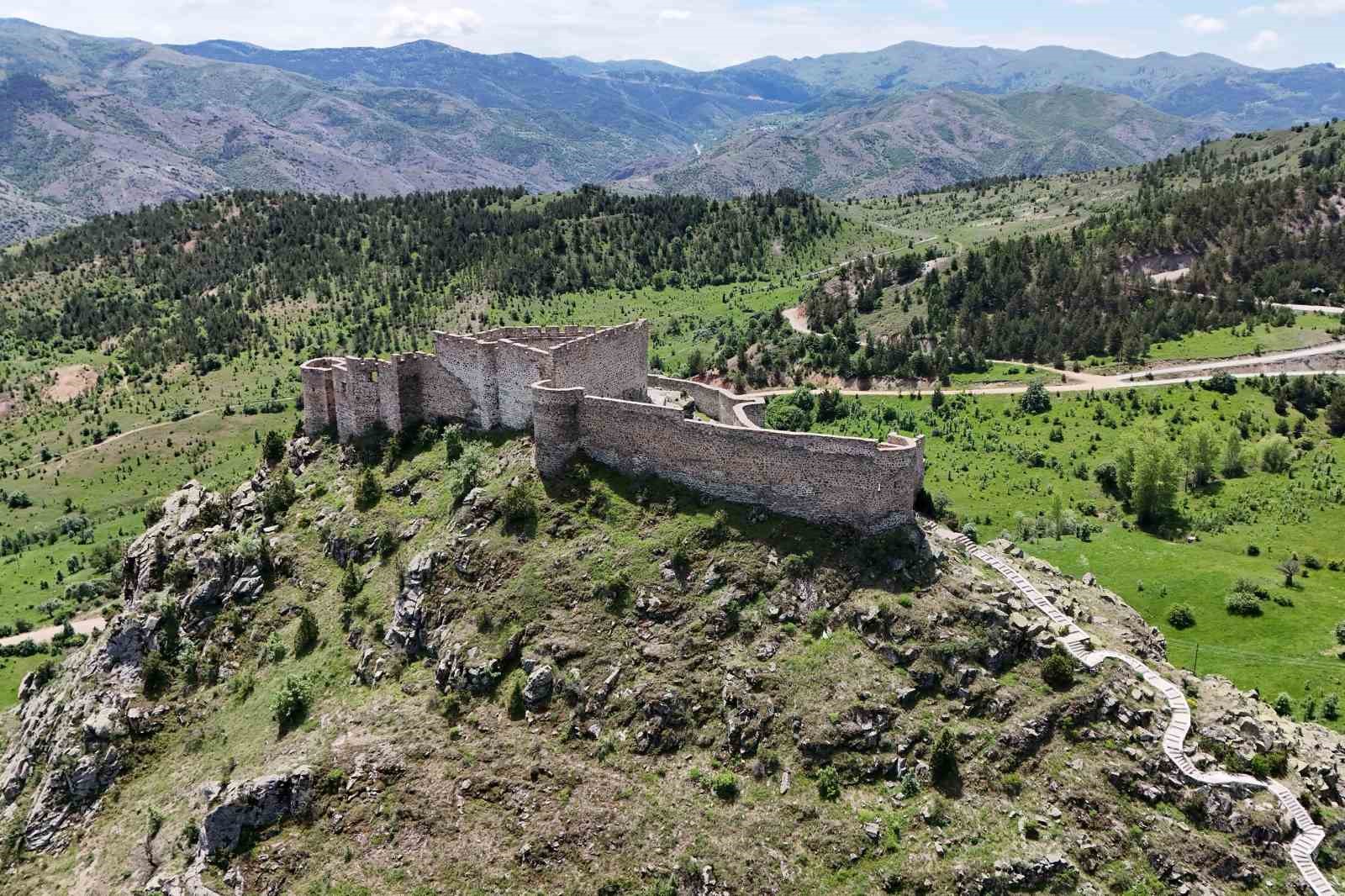 Gümüşhane’deki Kov Kalesi heybeti ile tarihe meydan okuyor
