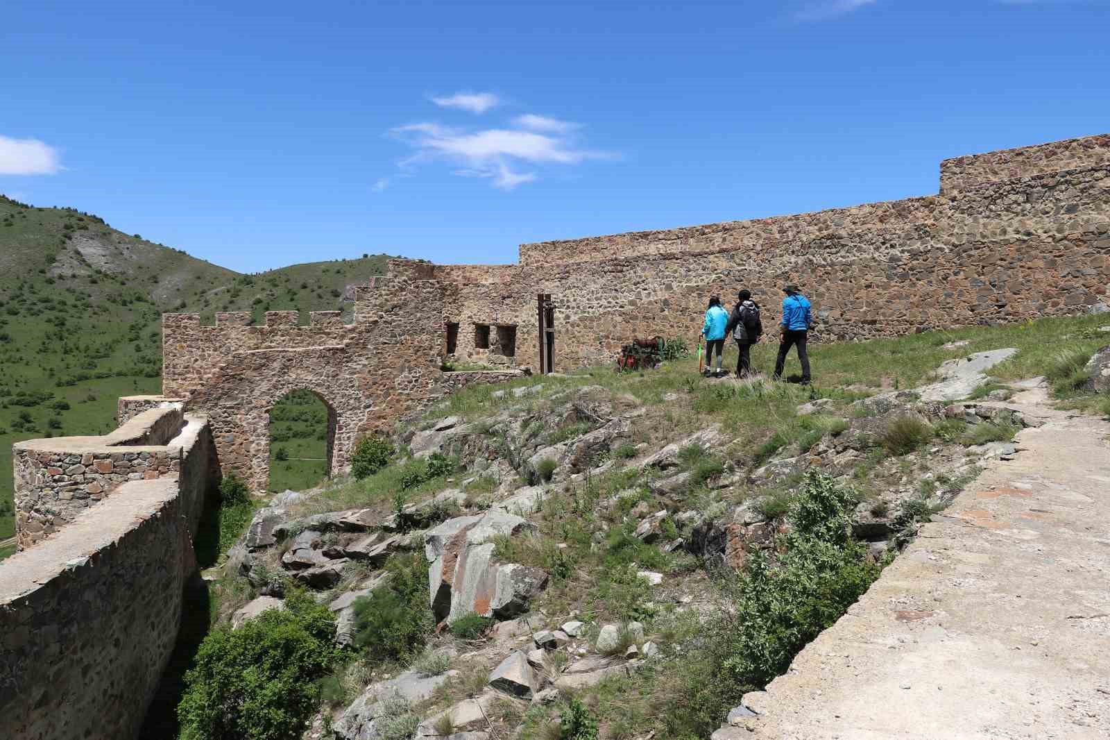 Gümüşhane’deki Kov Kalesi heybeti ile tarihe meydan okuyor
