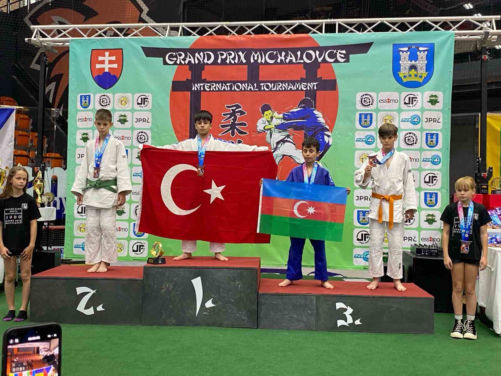 Manisa BBSK Judo takımı Slovakya’da madalyaları topladı
