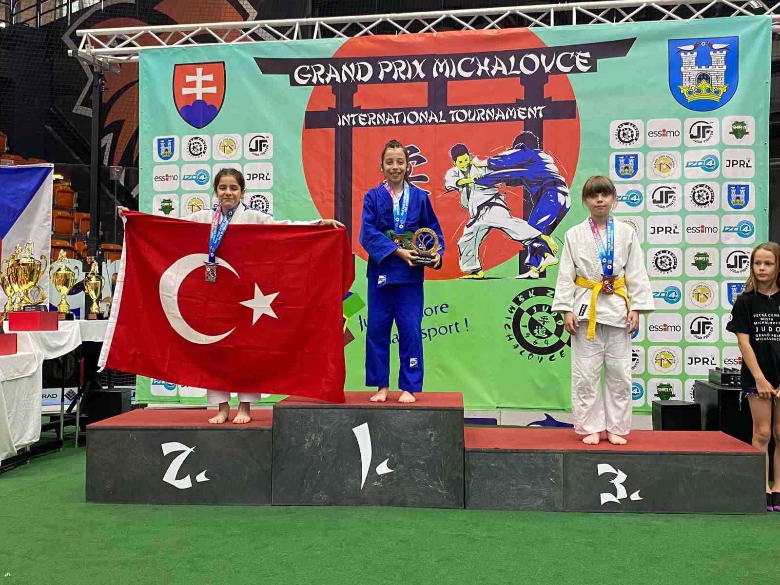 Manisa BBSK Judo takımı Slovakya’da madalyaları topladı
