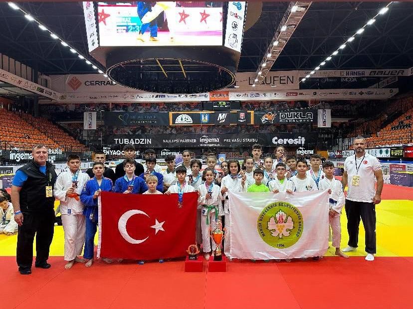 Manisa BBSK Judo takımı Slovakya’da madalyaları topladı
