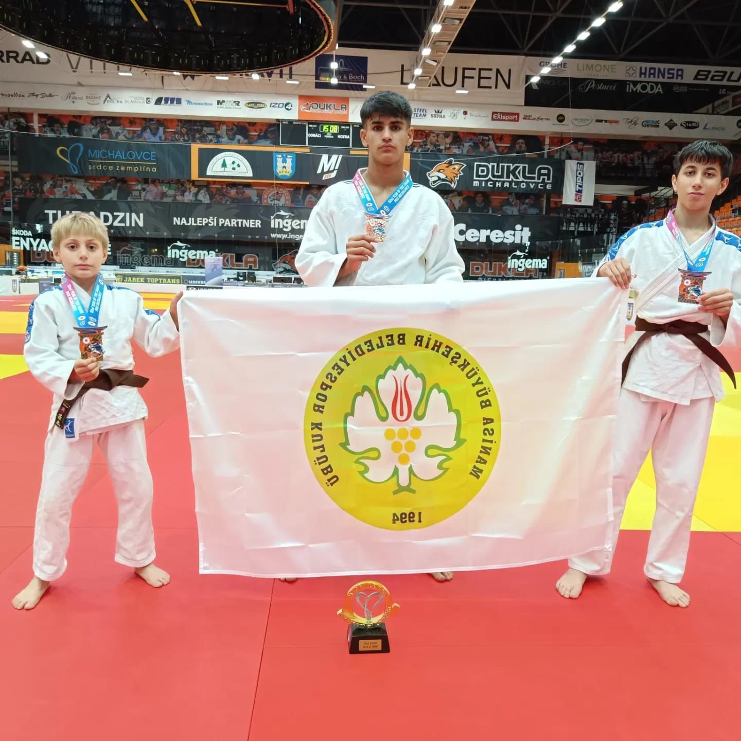 Manisa BBSK Judo takımı Slovakya’da madalyaları topladı
