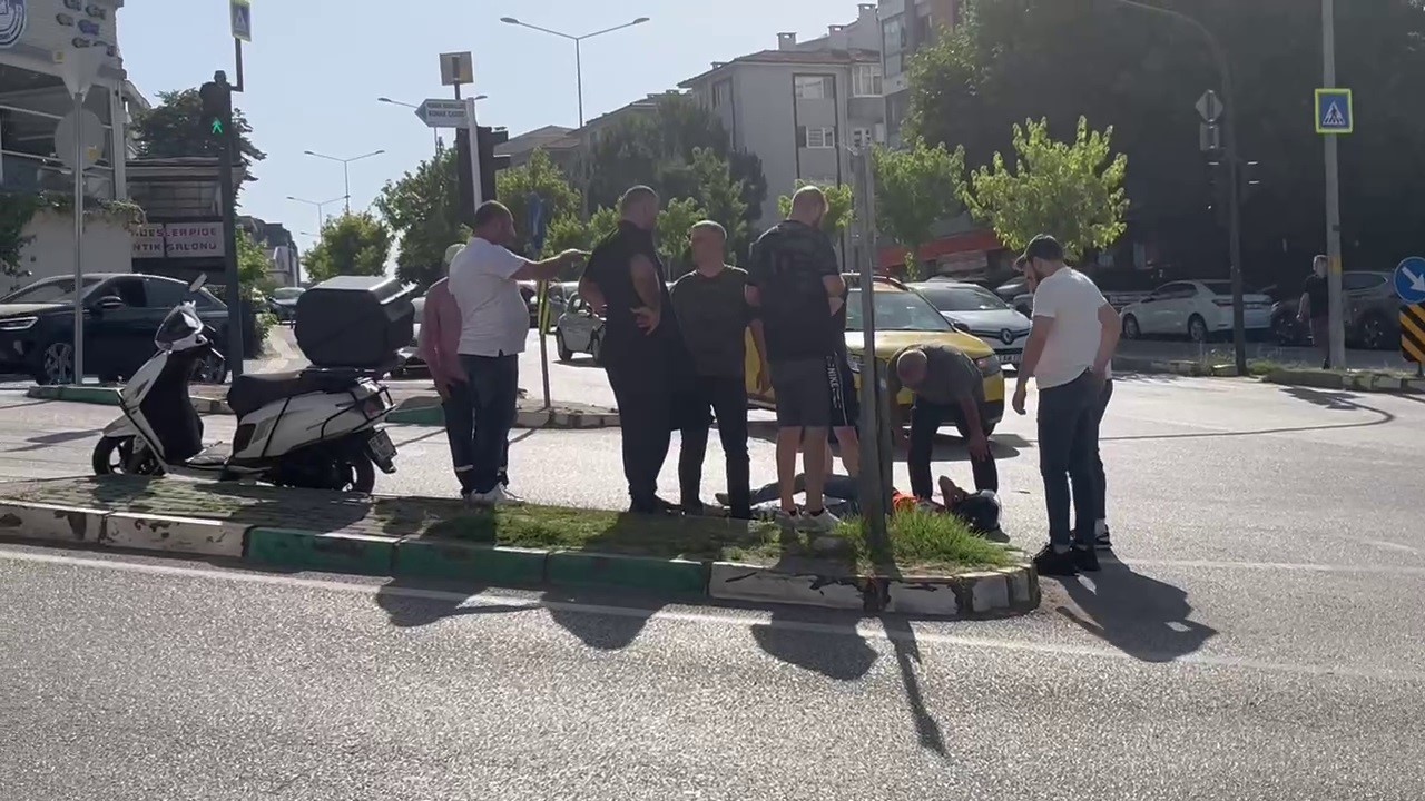 Ticari taksi motosiklete çarptı: 1 yaralı
