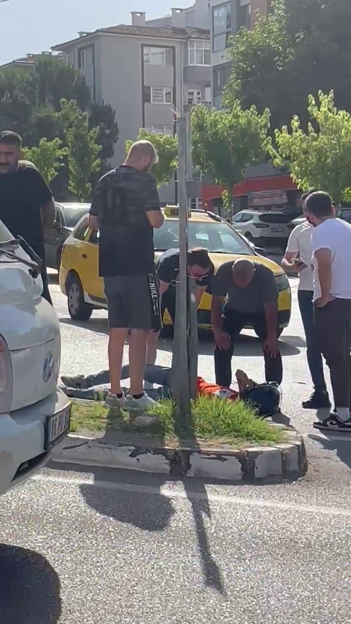 Ticari taksi motosiklete çarptı: 1 yaralı
