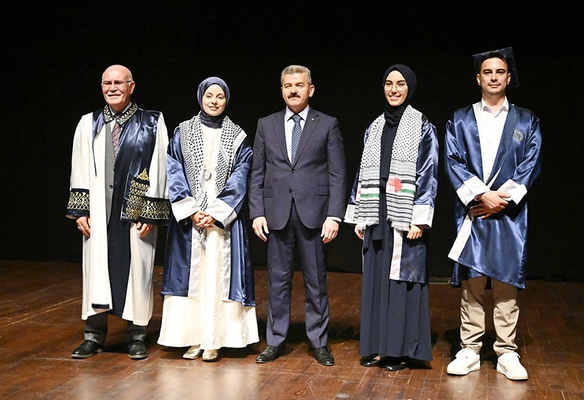 Uşak Üniversitesi 7 bin mezununu mesleki yaşama coşkuyla uğurladı
