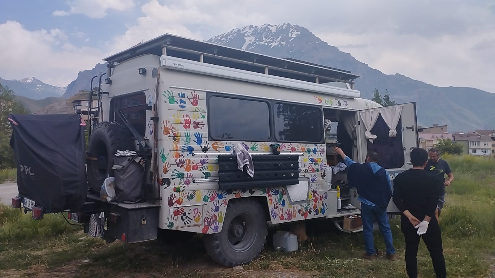 Alman turistler el izleriyle bağ kuruyor
