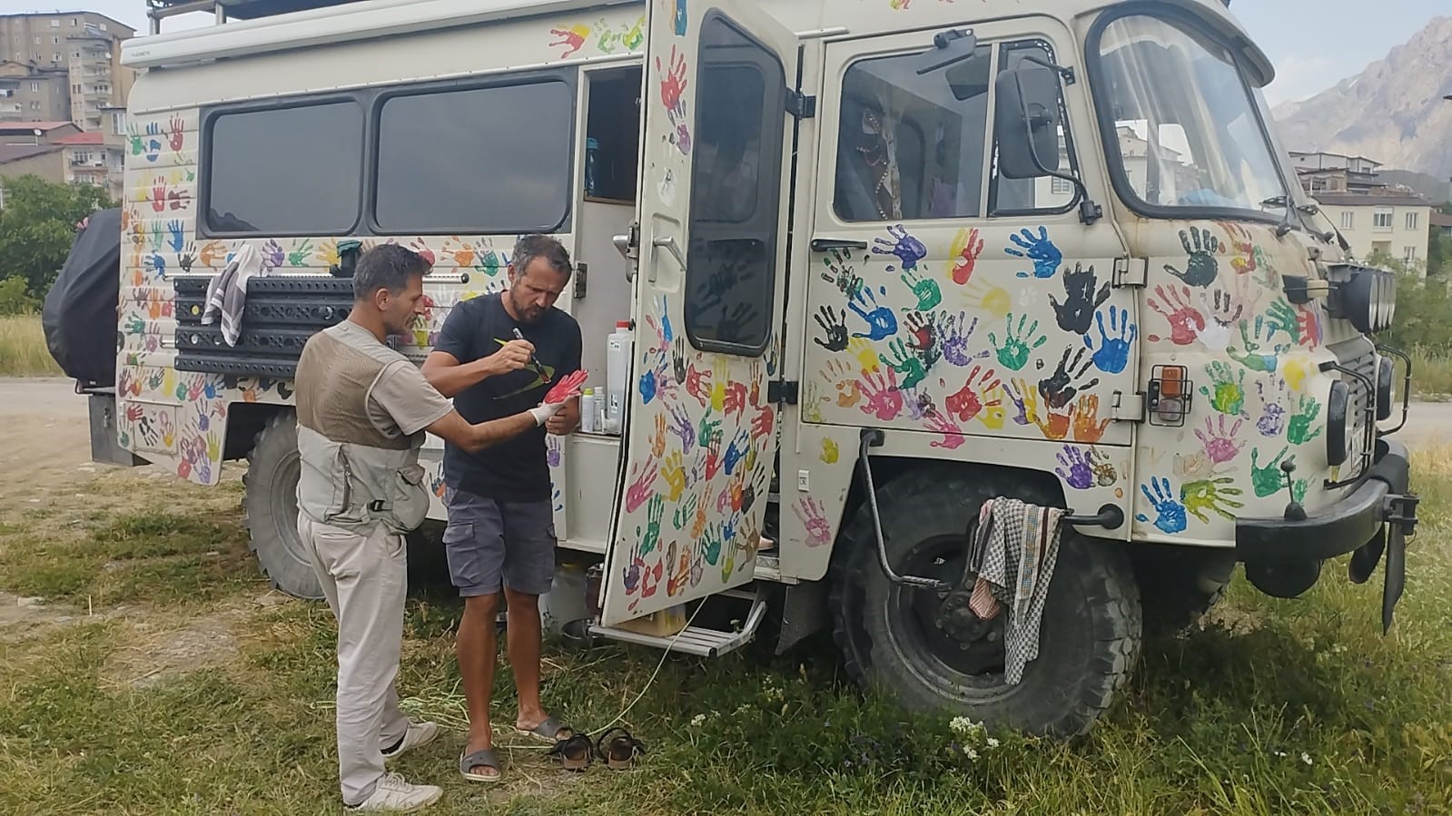 Alman turistler el izleriyle bağ kuruyor
