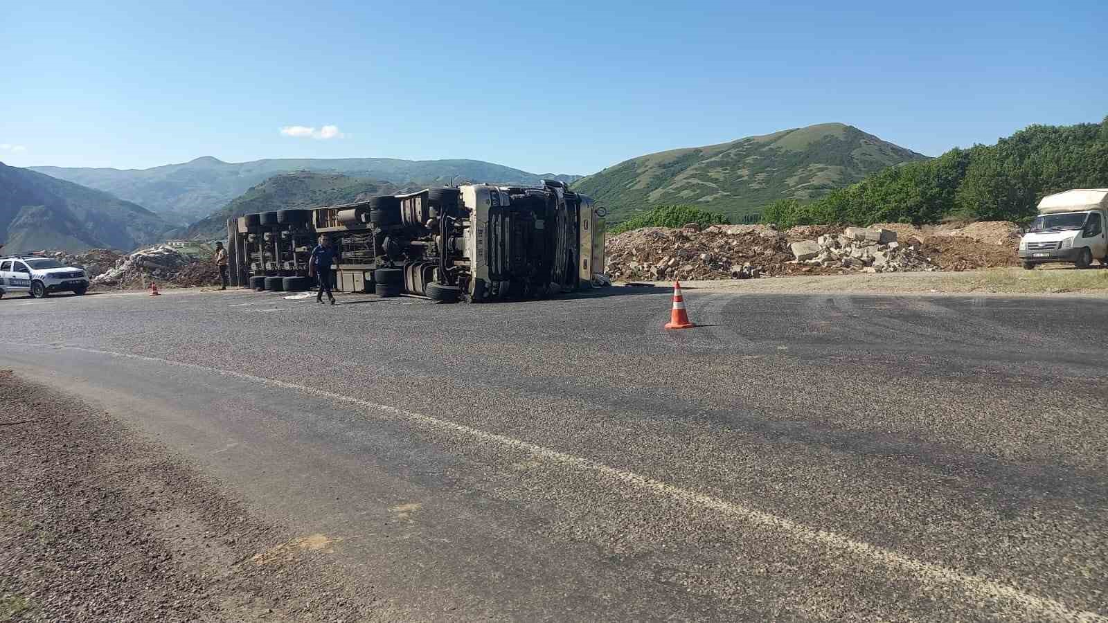 Tunceli’de, hayvan yüklü tır devrildi: 3 yaralı
