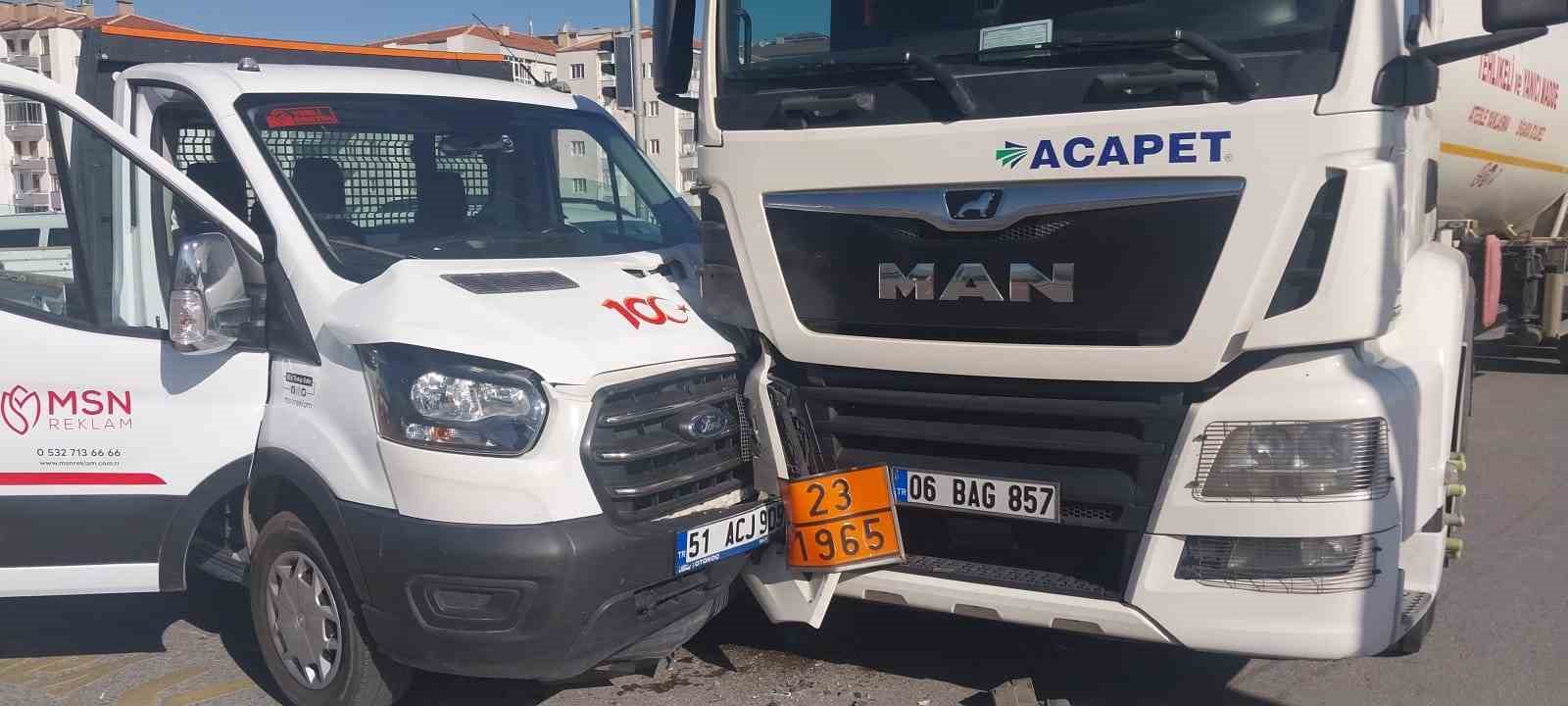 Niğde’de tır ile kamyonet çarpıştı: 1 yaralı
