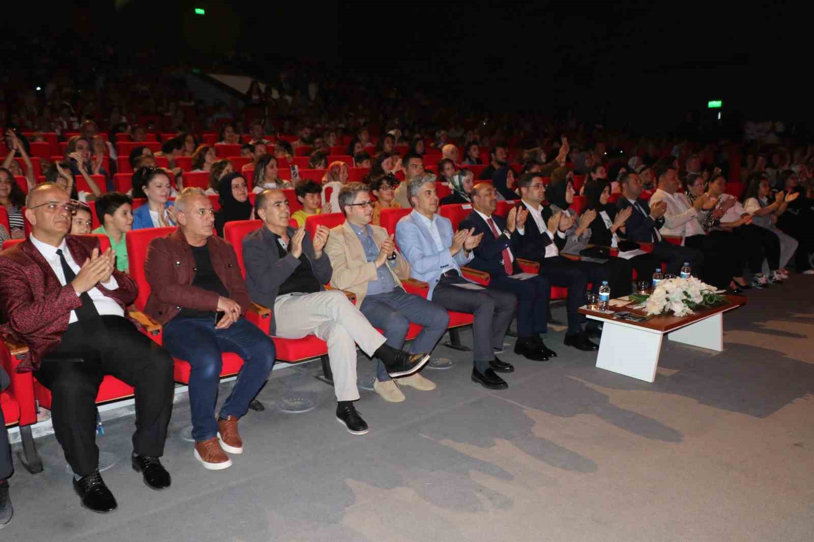 Erzincan’da farklı meslek gruplarından insanların bir araya geldiği “Kardeşlik Korosu” ilk konserini verdi
