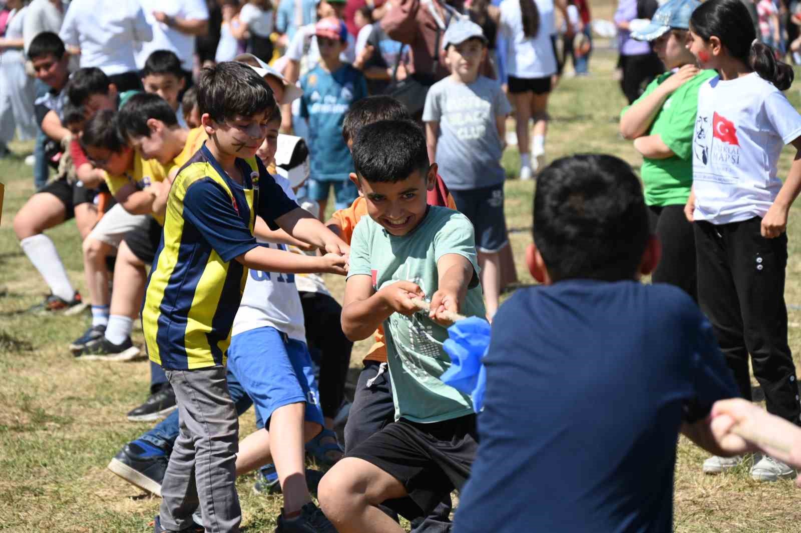 Bilecik’te binlerce çocuk unutulmaya yüz tutmuş oyunları hep birlikte oynadı
