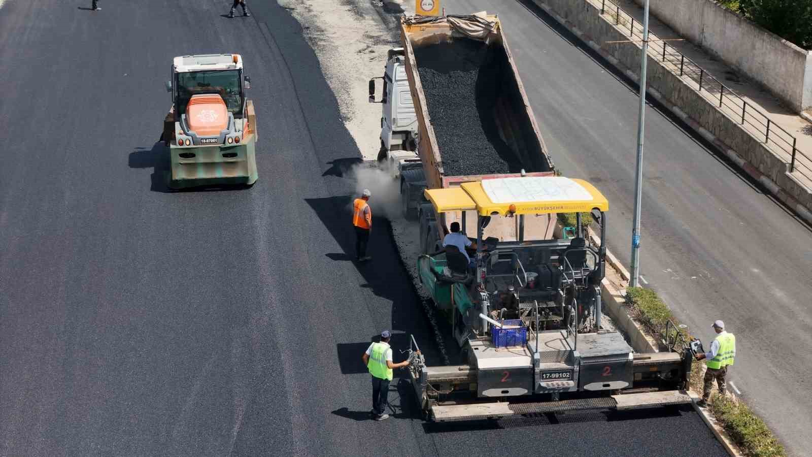 Büyükşehir Nazilli’de yolları yeniliyor
