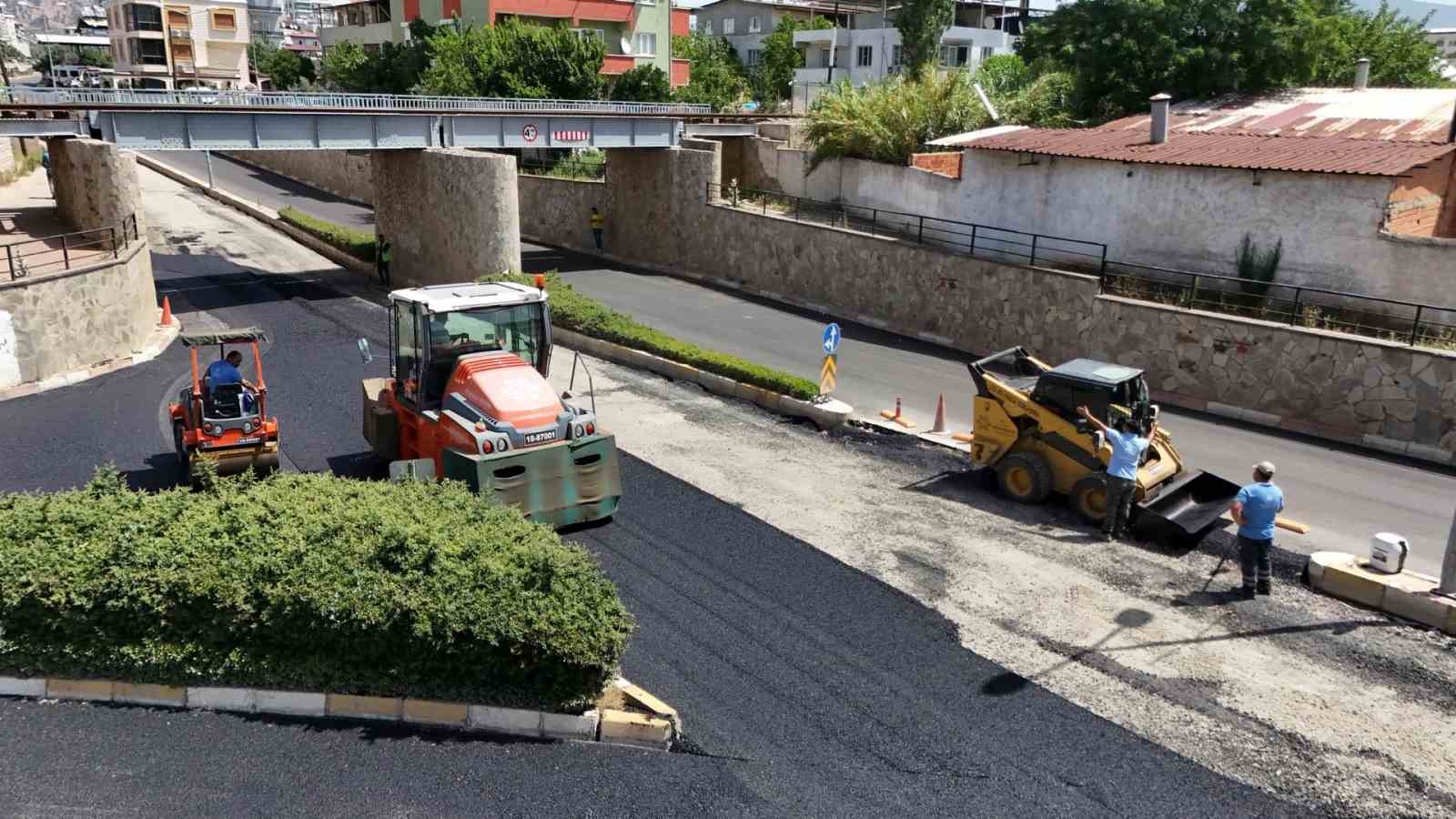 Büyükşehir Nazilli’de yolları yeniliyor
