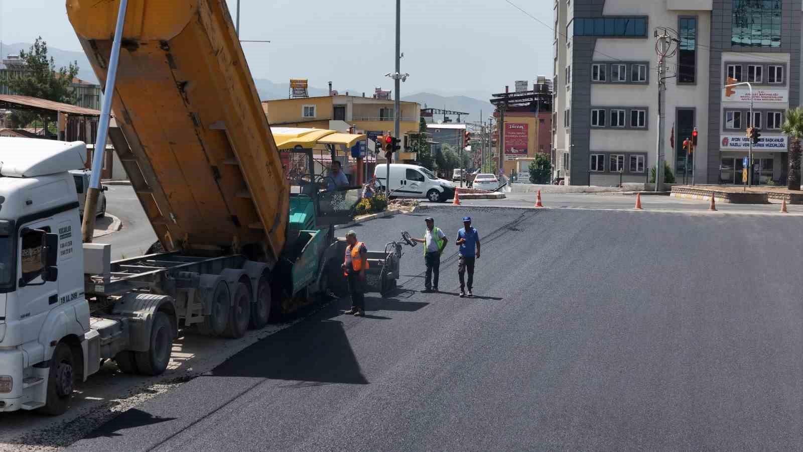 Büyükşehir Nazilli’de yolları yeniliyor
