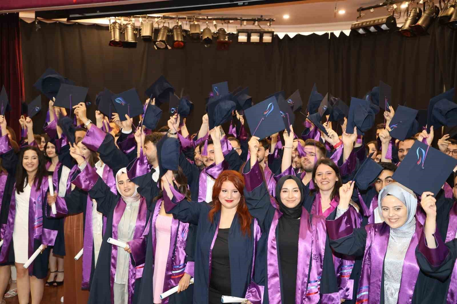 Başkan Durbay öğrencisi olduğu CBÜ’de mezuniyet coşkusuna ortak oldu
