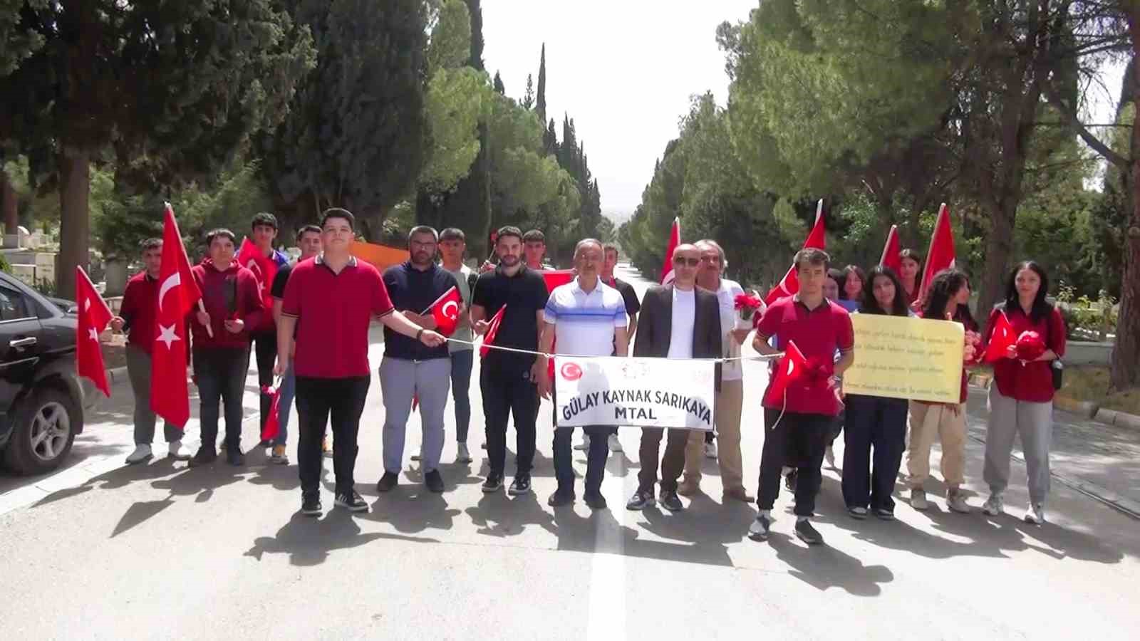 Değerlerine sahip çıkan gençlerden vatan için canını veren şehitlere anlamlı ziyaret
