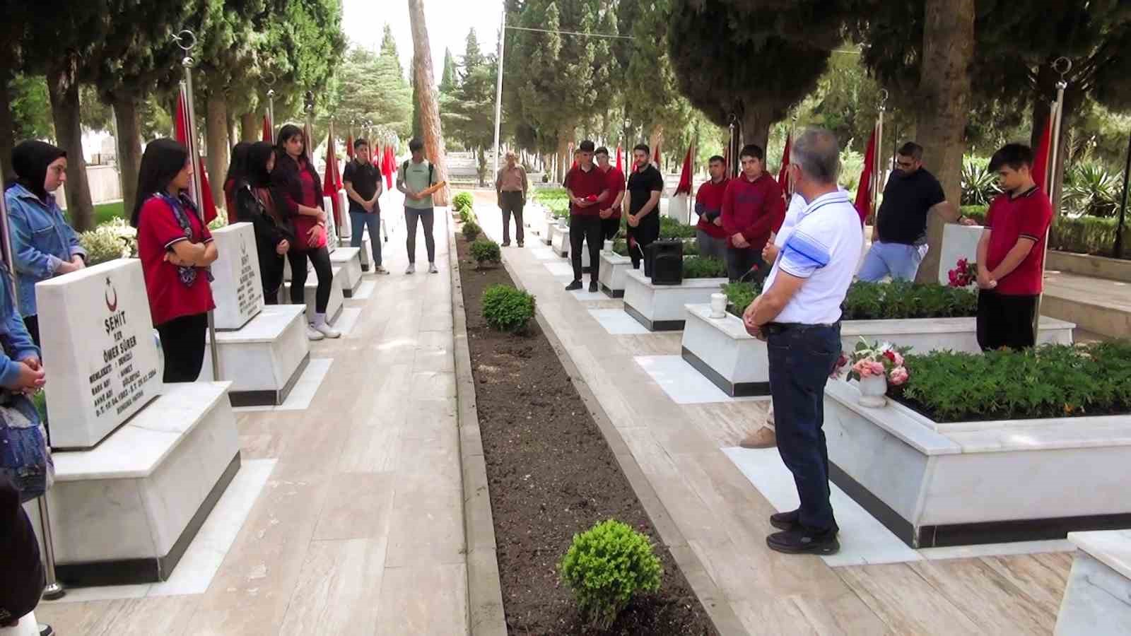 Değerlerine sahip çıkan gençlerden vatan için canını veren şehitlere anlamlı ziyaret
