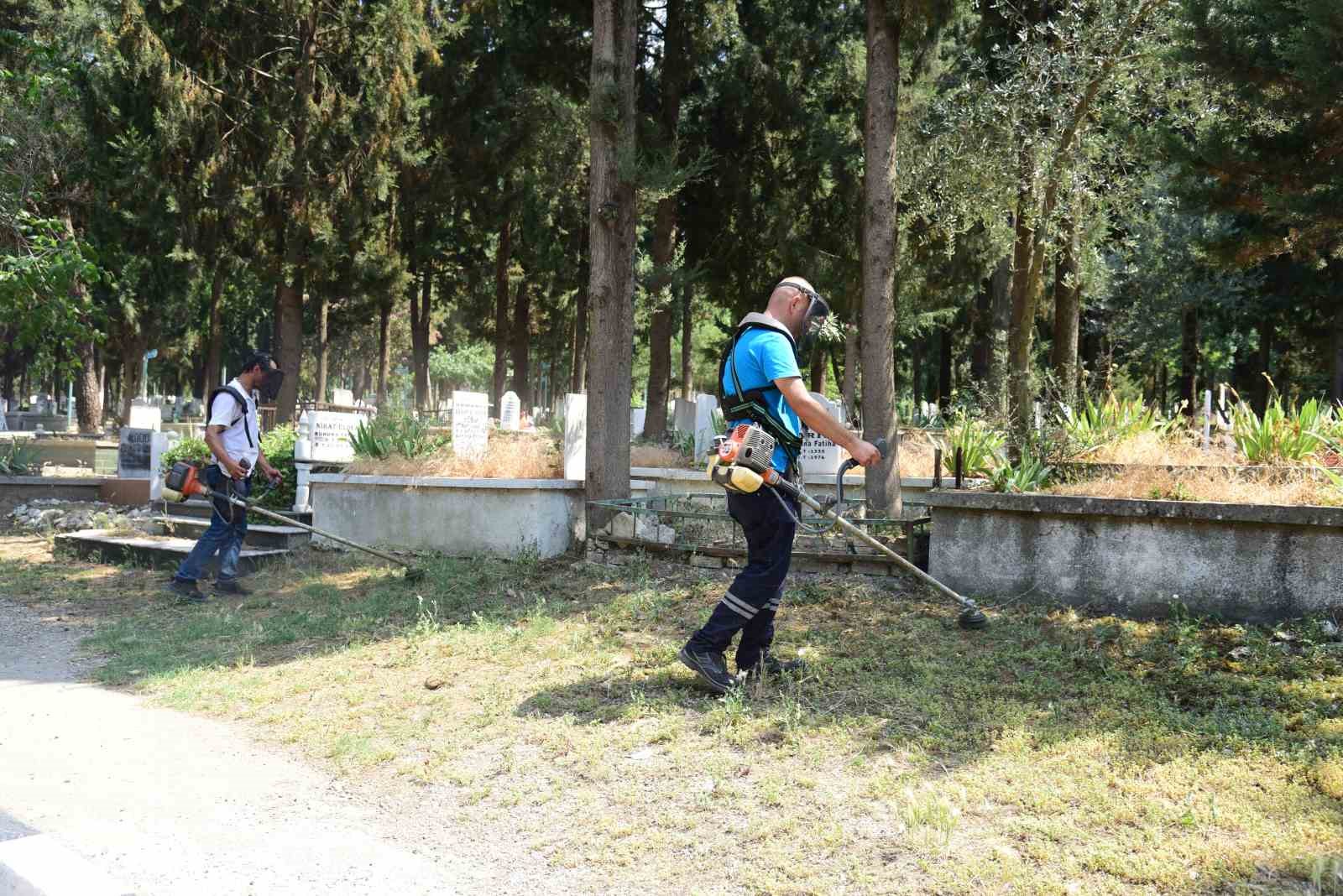 Manisa’da mezarlıklar bayrama hazır
