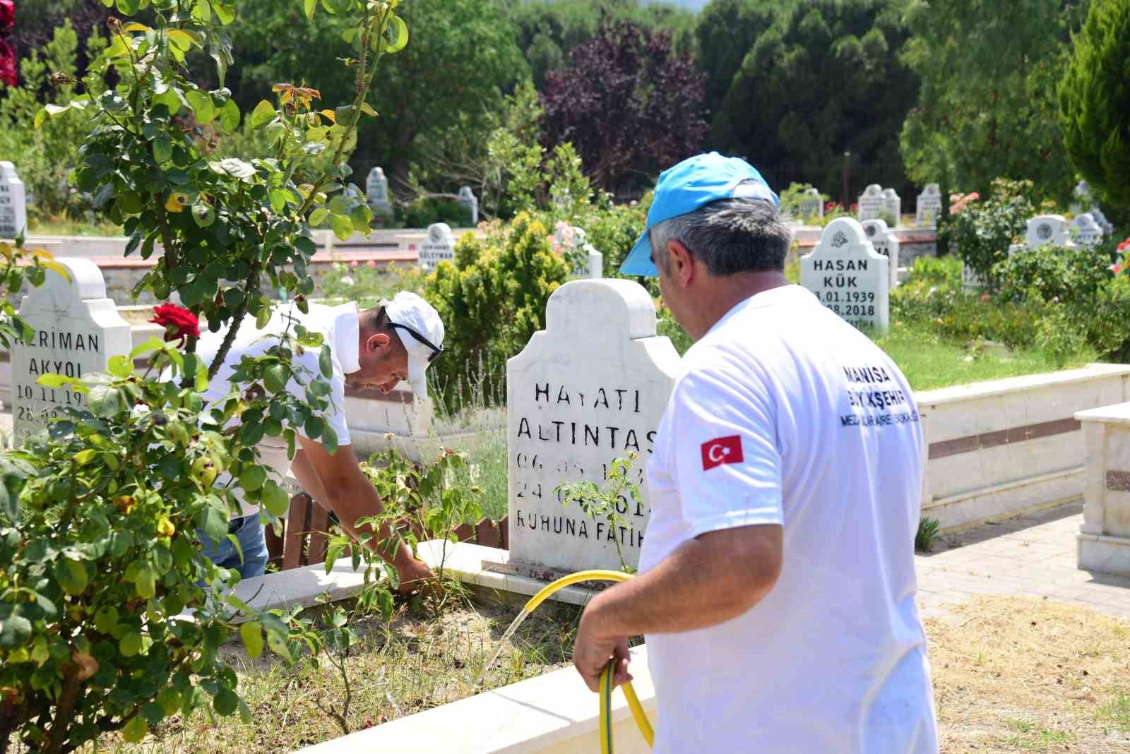 Manisa’da mezarlıklar bayrama hazır
