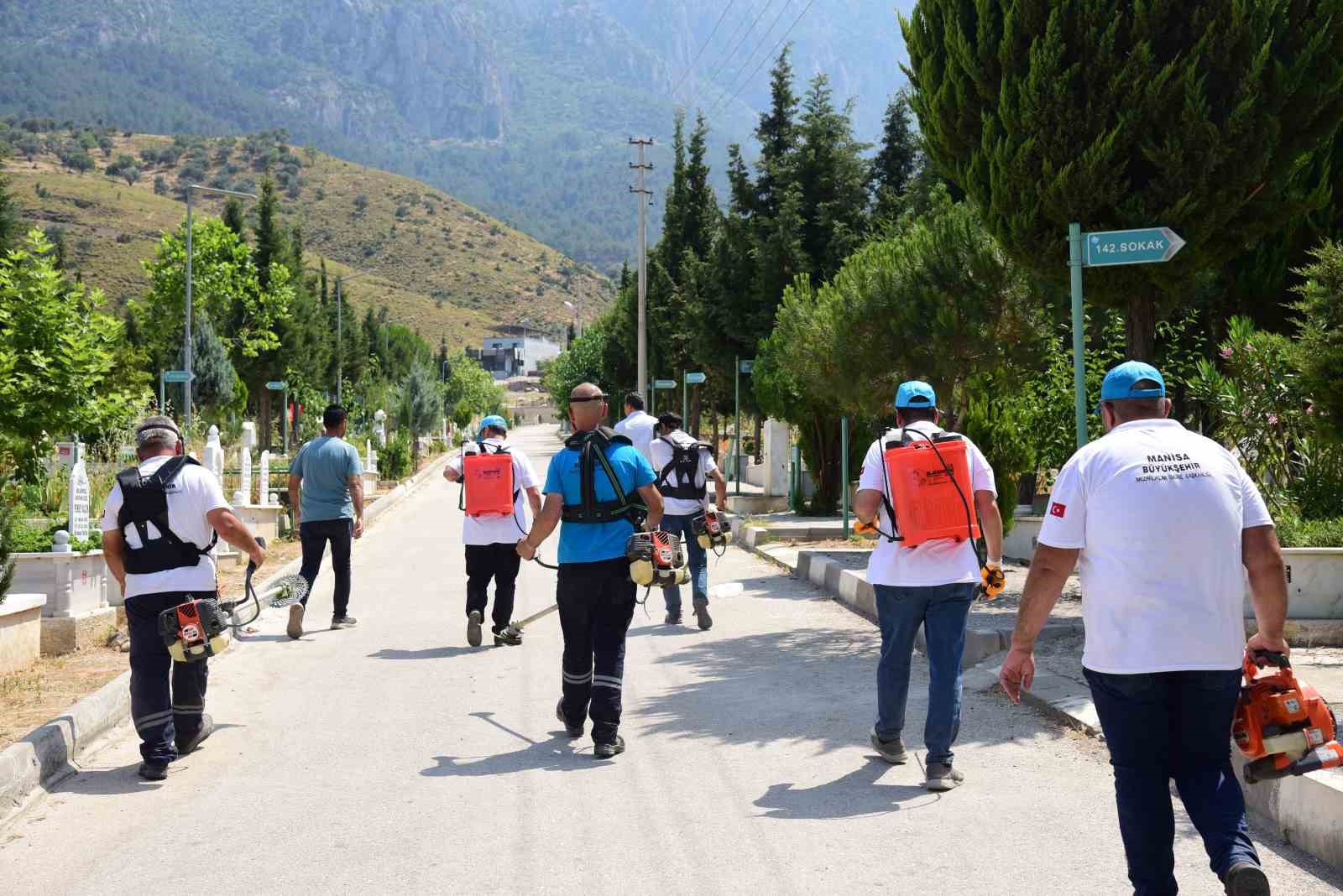 Manisa’da mezarlıklar bayrama hazır
