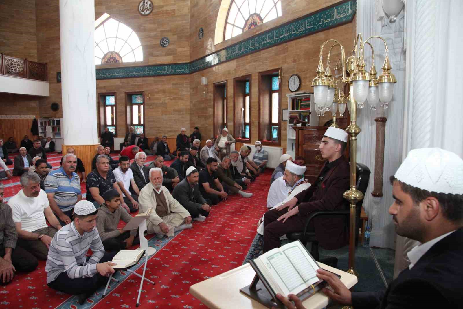 Hafız öğrenci gün boyu camide Kur’an-ı Kerim okuyarak hatim indirdi
