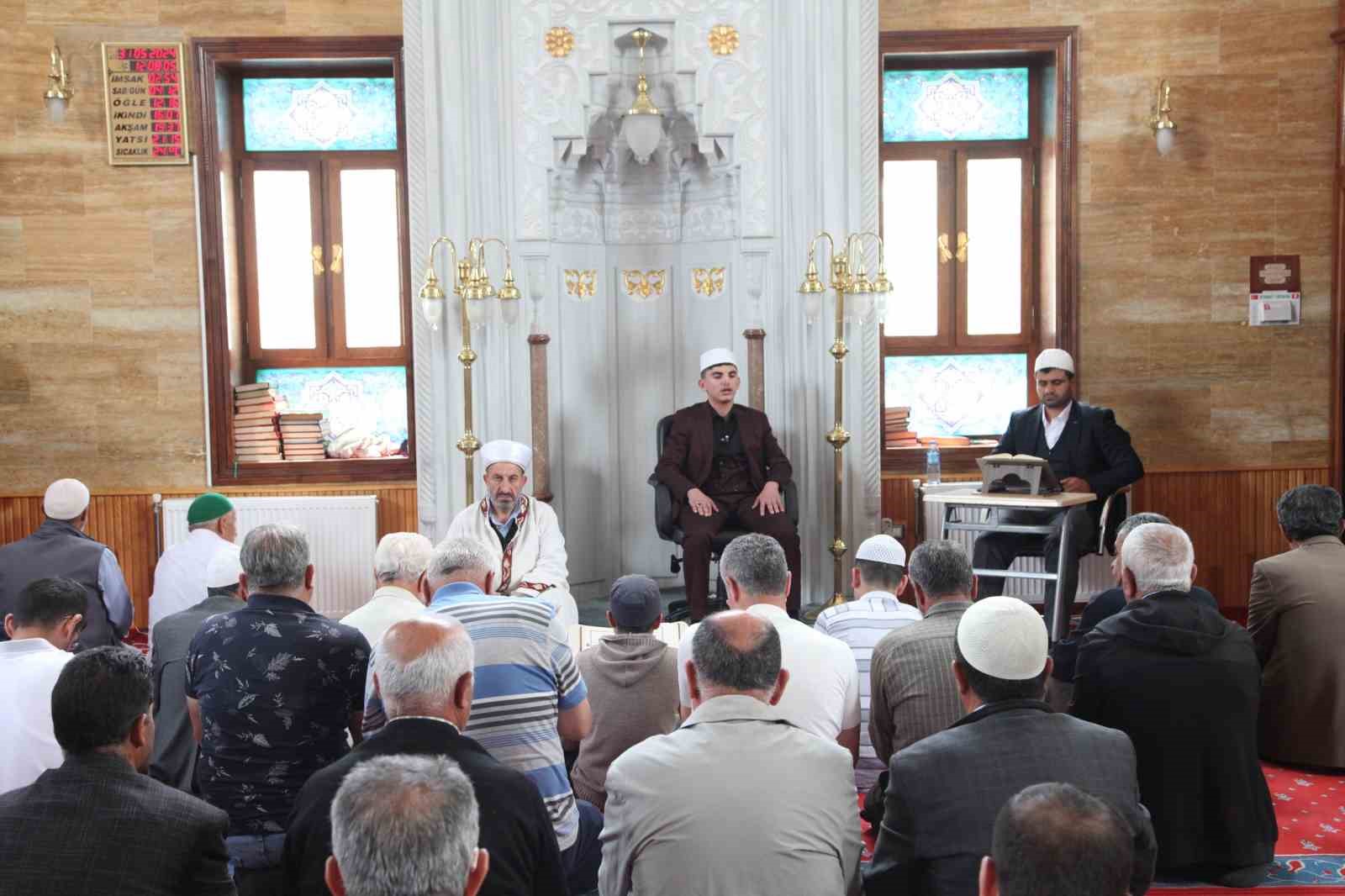 Hafız öğrenci gün boyu camide Kur’an-ı Kerim okuyarak hatim indirdi
