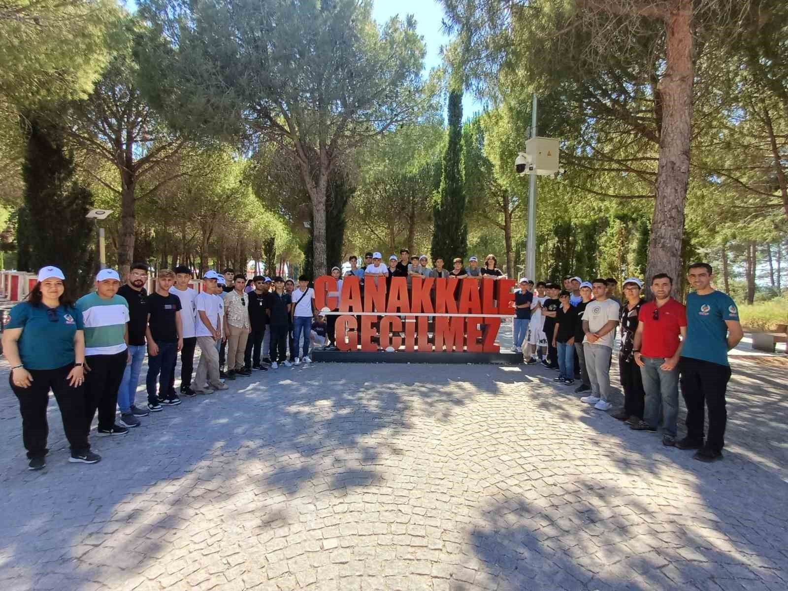 Adana’da eğitim gören 40 lise öğrencisi polis tarafından Bursa ve Çanakkale’ye götürüldü
