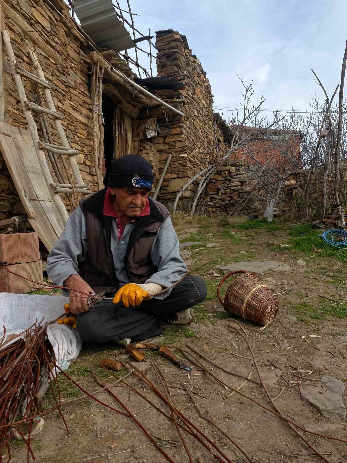 Sepet örmeciliğini yaşatan emektar usta ‘Sanatçı’ unvanı aldı
