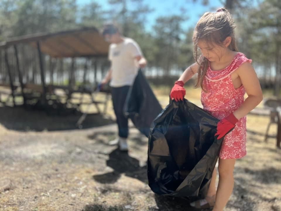 Kırklareli’nde öğrenciler piknik alanındaki çöpleri topladı
