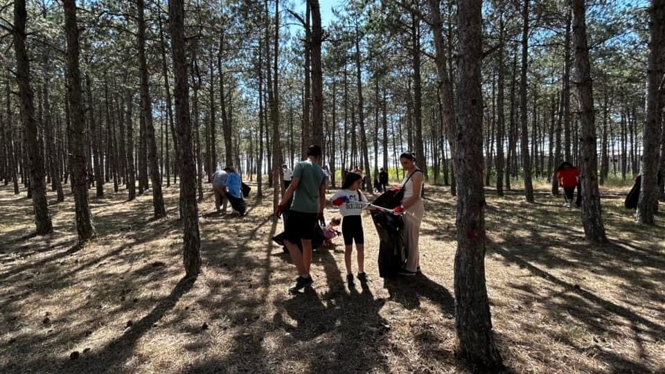 Kırklareli’nde öğrenciler piknik alanındaki çöpleri topladı
