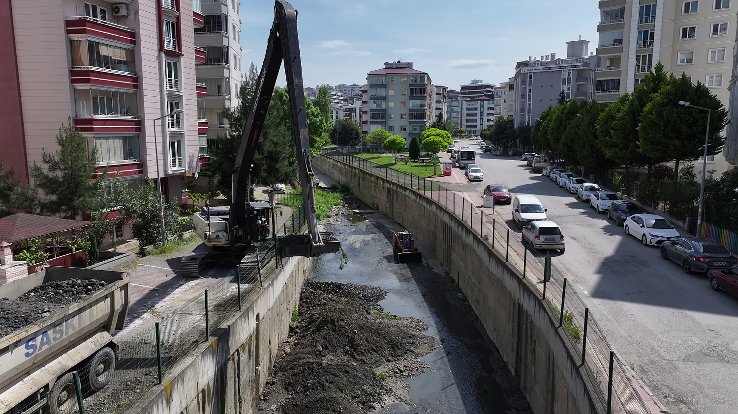 Dere yatakları iş makineleri ile temizlendi
