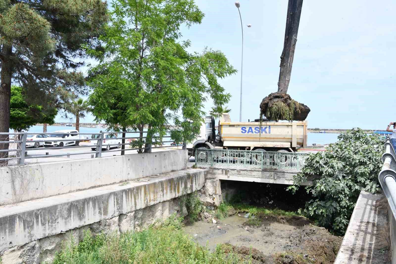 Dere yatakları iş makineleri ile temizlendi
