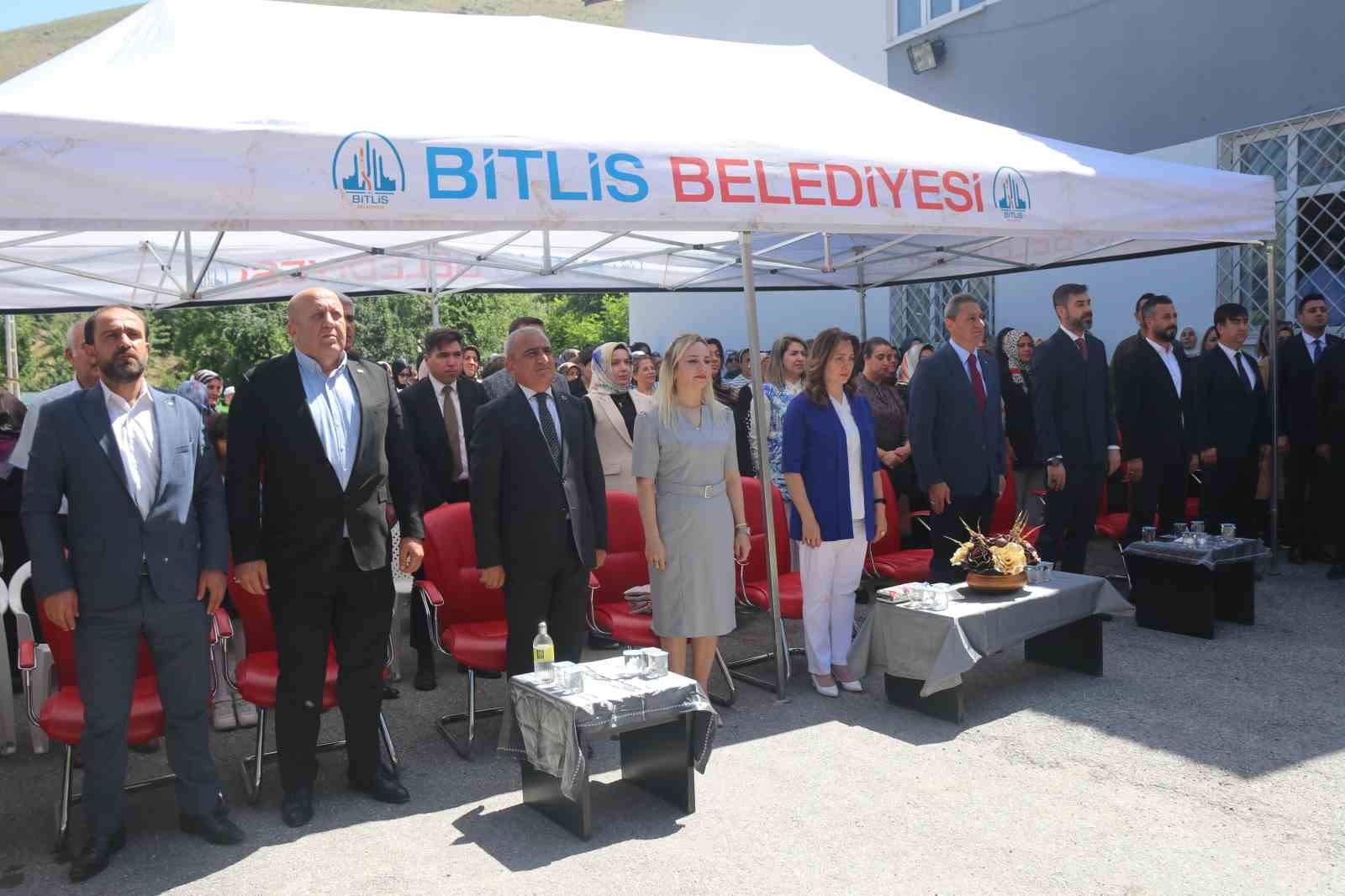 Bitlis’te yılsonu sergisi açıldı
