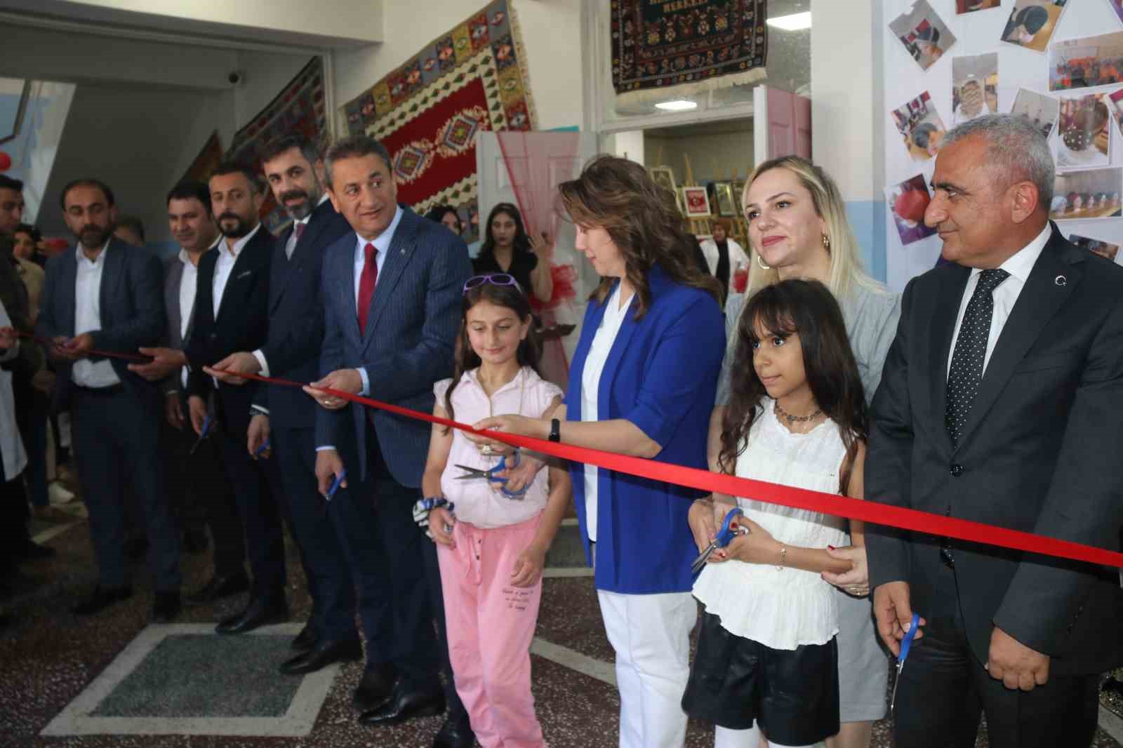 Bitlis’te yılsonu sergisi açıldı
