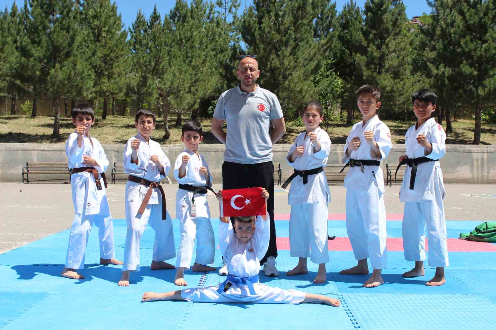 Sivas’ta 450 kişilik karate gösterisi dikkat çekti
